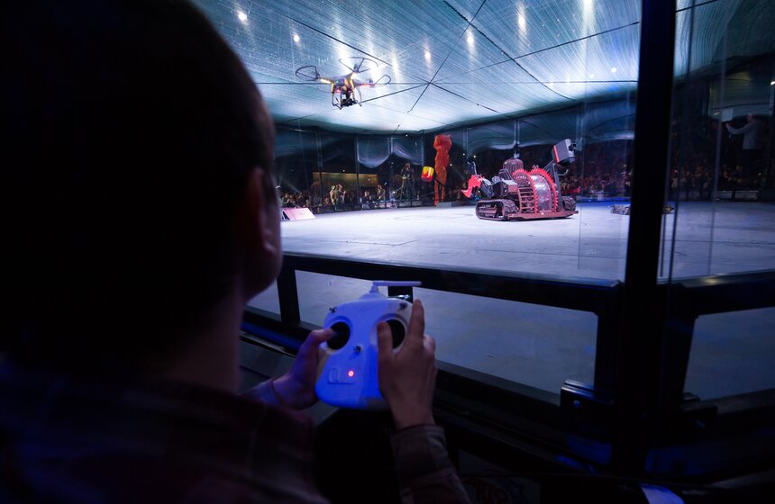 В спорткомплексе "Олимпийский" проходят Бои роботов 8 фото