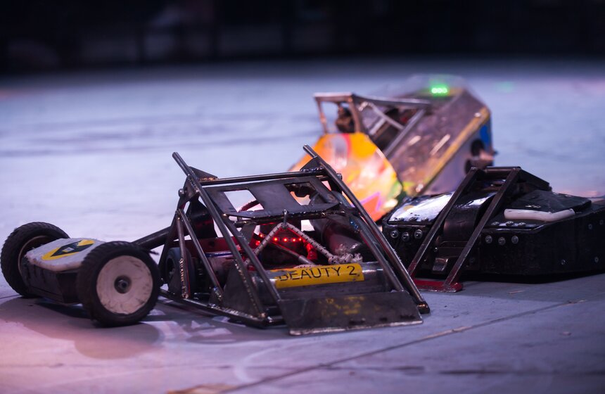 В спорткомплексе "Олимпийский" проходят Бои роботов 11 фото