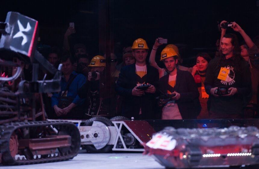 В спорткомплексе "Олимпийский" проходят Бои роботов 10 фото