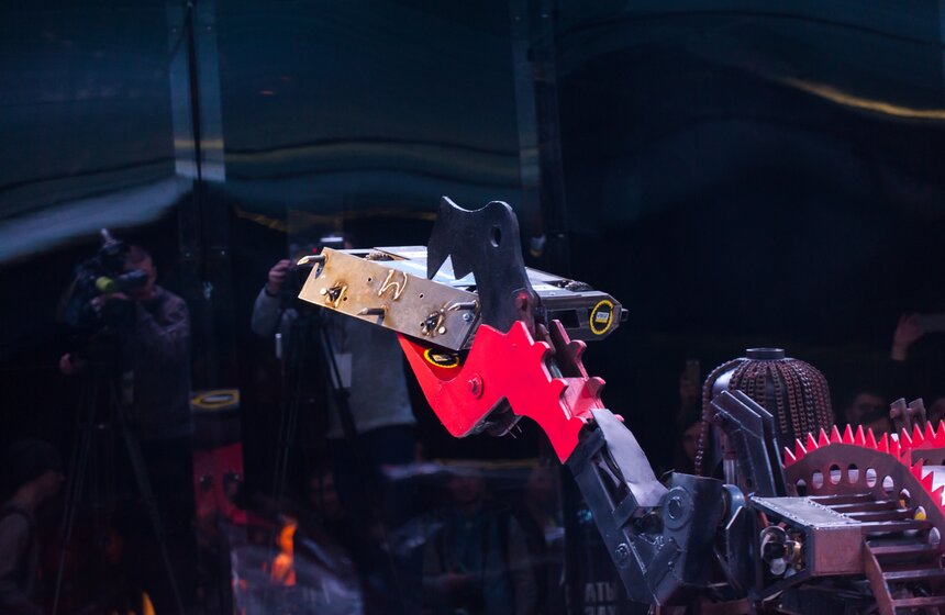 В спорткомплексе "Олимпийский" проходят Бои роботов 9 фото