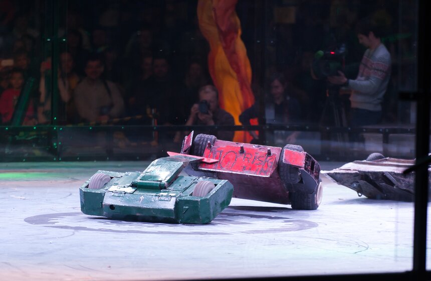 В спорткомплексе "Олимпийский" проходят Бои роботов 12 фото