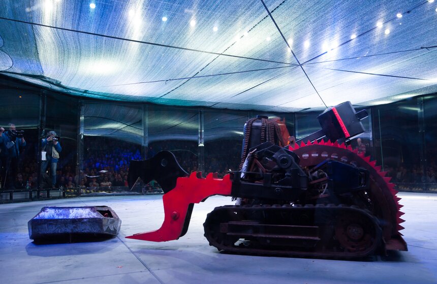 В спорткомплексе "Олимпийский" проходят Бои роботов 16 фото