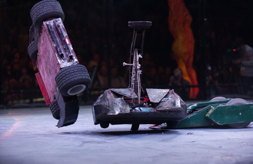 В спорткомплексе "Олимпийский" проходят Бои роботов 15 фото