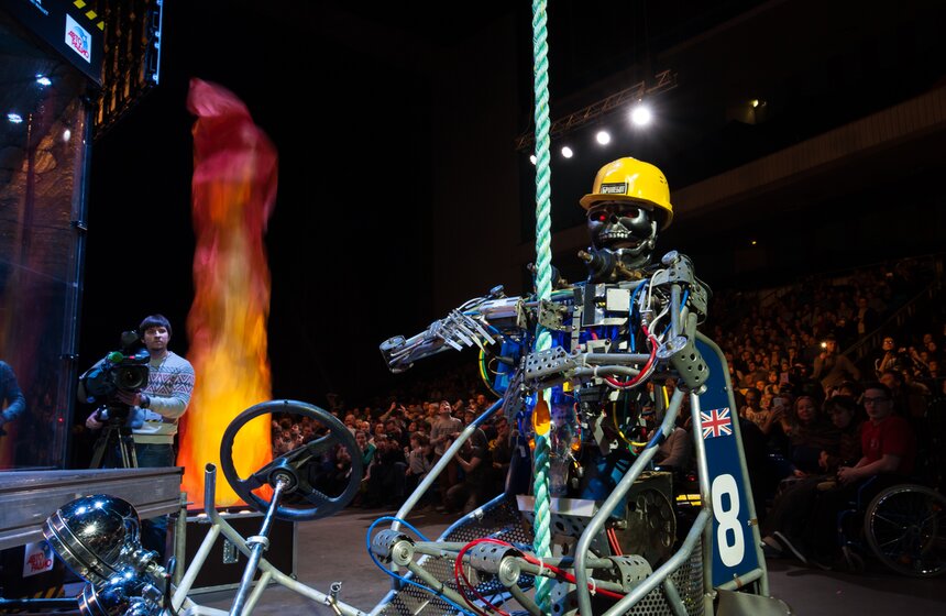 В спорткомплексе "Олимпийский" проходят Бои роботов 21 фото