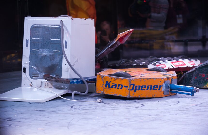 В спорткомплексе "Олимпийский" проходят Бои роботов 19 фото