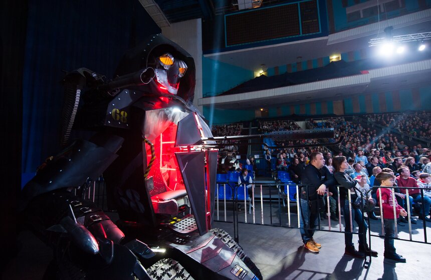 В спорткомплексе "Олимпийский" проходят Бои роботов 4 фото