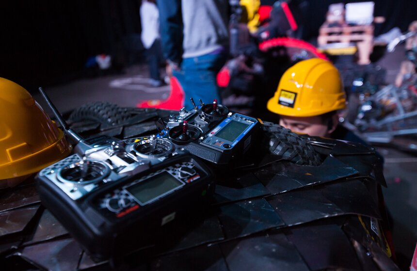 В спорткомплексе "Олимпийский" проходят Бои роботов 2 фото