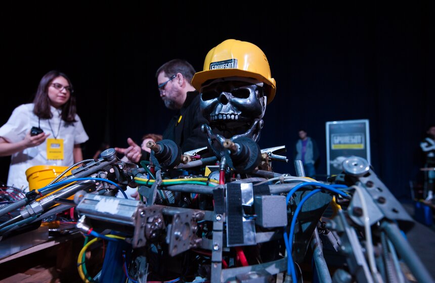 В спорткомплексе "Олимпийский" проходят Бои роботов 1 фото