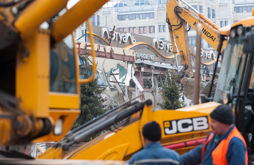 На Пушкинской площади демонтируют торговый центр "Пирамида" 16 фото