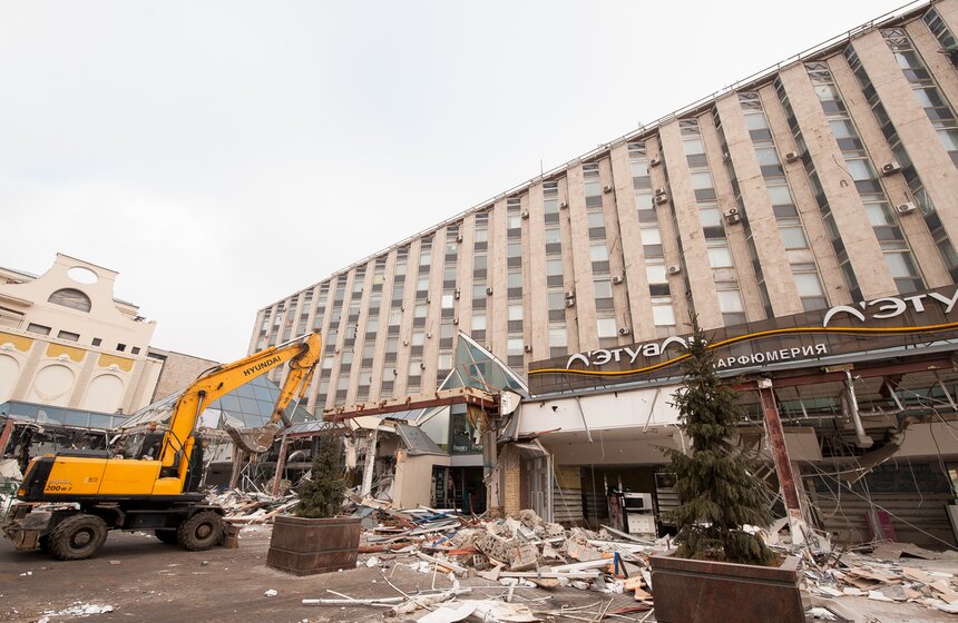 На Пушкинской площади демонтируют торговый центр "Пирамида" 14 фото