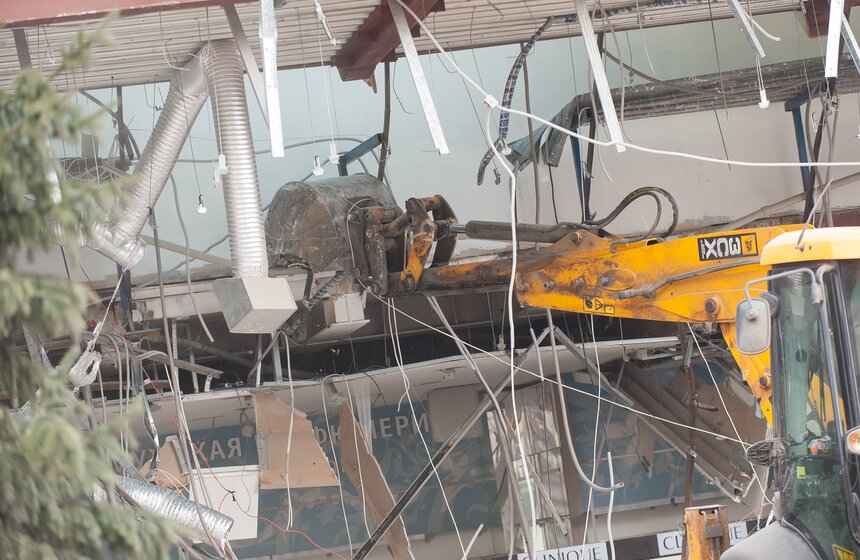 На Пушкинской площади демонтируют торговый центр "Пирамида" 18 фото