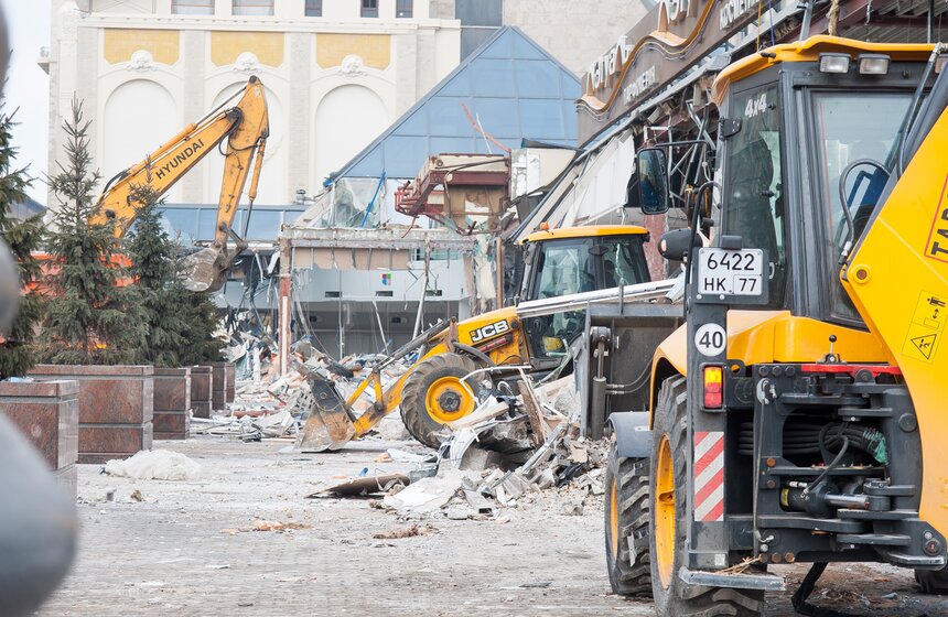 На Пушкинской площади демонтируют торговый центр "Пирамида" 21 фото