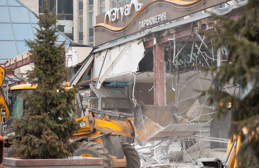 На Пушкинской площади демонтируют торговый центр "Пирамида" 6 фото