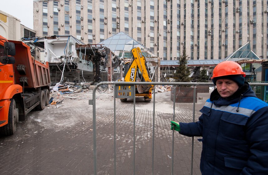 На Пушкинской площади демонтируют торговый центр "Пирамида" 4 фото