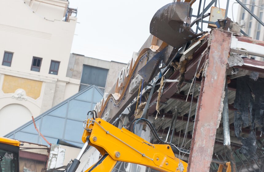 На Пушкинской площади демонтируют торговый центр "Пирамида" 9 фото