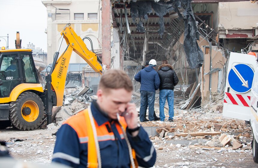 На Пушкинской площади демонтируют торговый центр "Пирамида" 8 фото