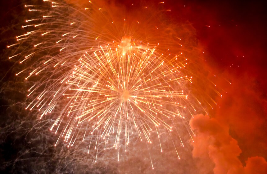 В праздник 10 тысяч выстрелов салюта украсили небо Москвы 24 фото