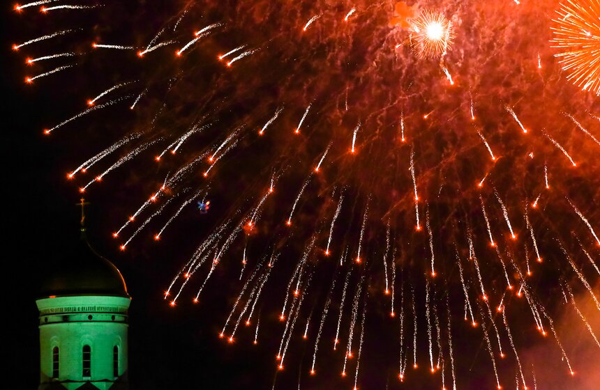 В праздник 10 тысяч выстрелов салюта украсили небо Москвы 20 фото