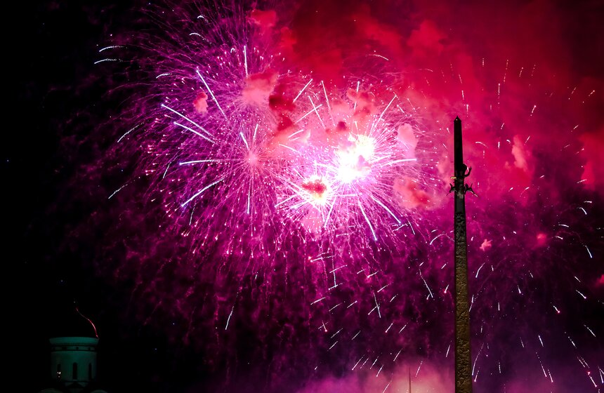 В праздник 10 тысяч выстрелов салюта украсили небо Москвы 19 фото