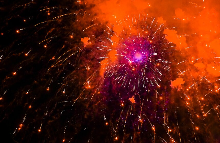 В праздник 10 тысяч выстрелов салюта украсили небо Москвы 17 фото