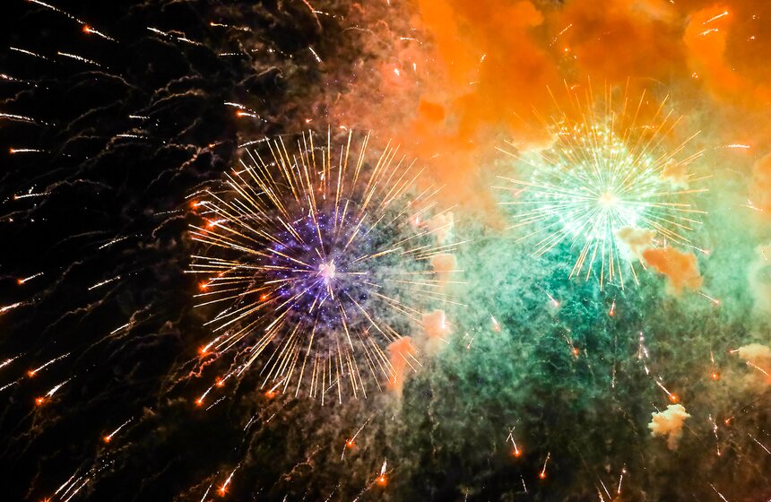 В праздник 10 тысяч выстрелов салюта украсили небо Москвы 16 фото