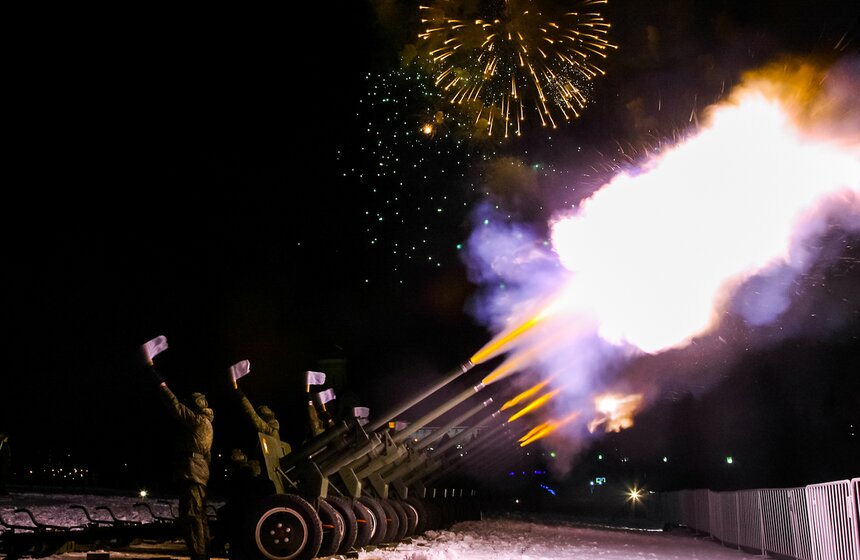 В праздник 10 тысяч выстрелов салюта украсили небо Москвы 15 фото