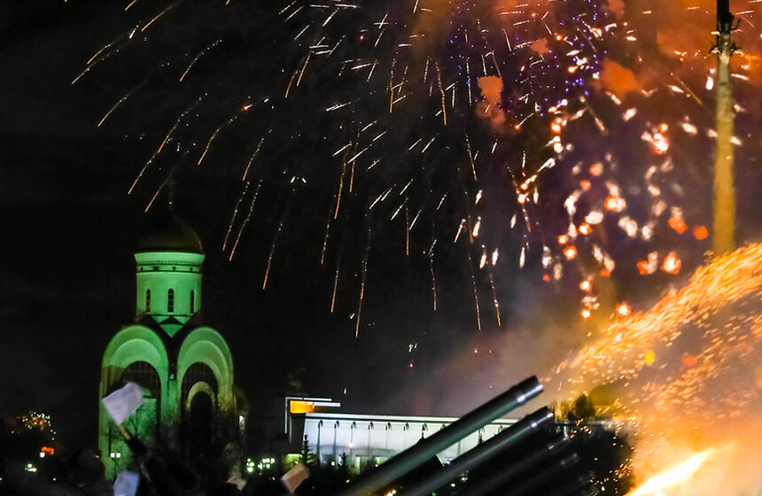В праздник 10 тысяч выстрелов салюта украсили небо Москвы 18 фото