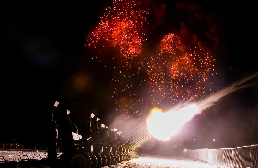 В праздник 10 тысяч выстрелов салюта украсили небо Москвы 8 фото