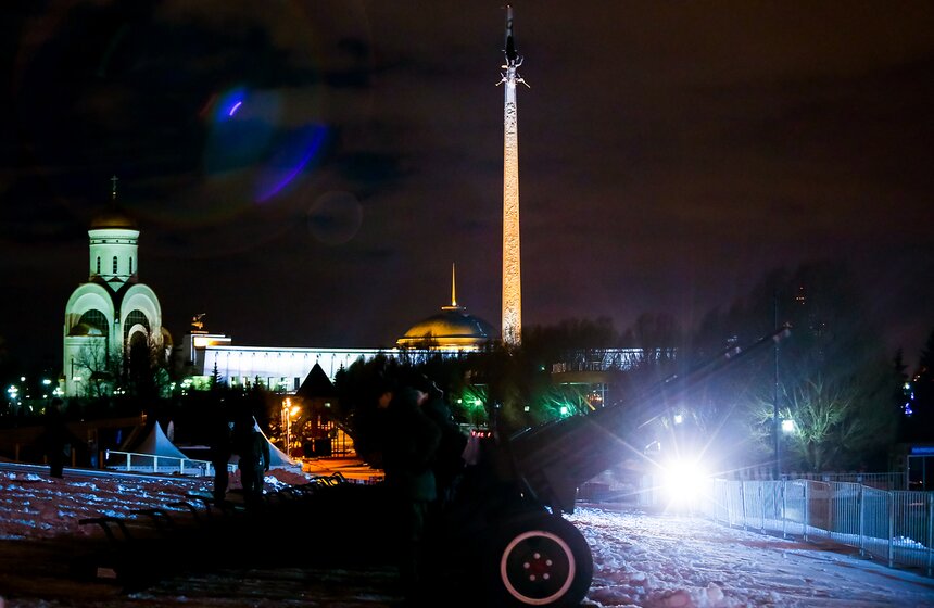 В праздник 10 тысяч выстрелов салюта украсили небо Москвы 1 фото