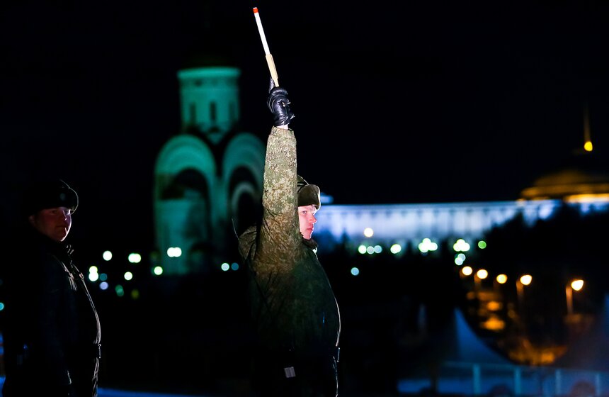 В праздник 10 тысяч выстрелов салюта украсили небо Москвы 3 фото