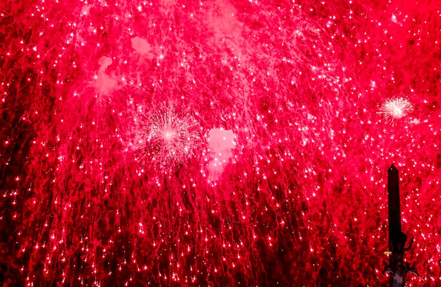 В праздник 10 тысяч выстрелов салюта украсили небо Москвы 11 фото