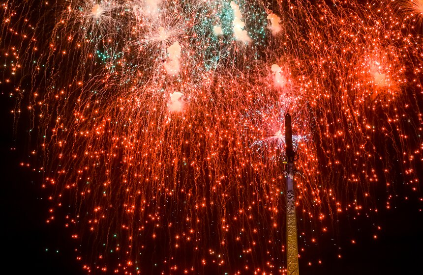 В праздник 10 тысяч выстрелов салюта украсили небо Москвы 10 фото