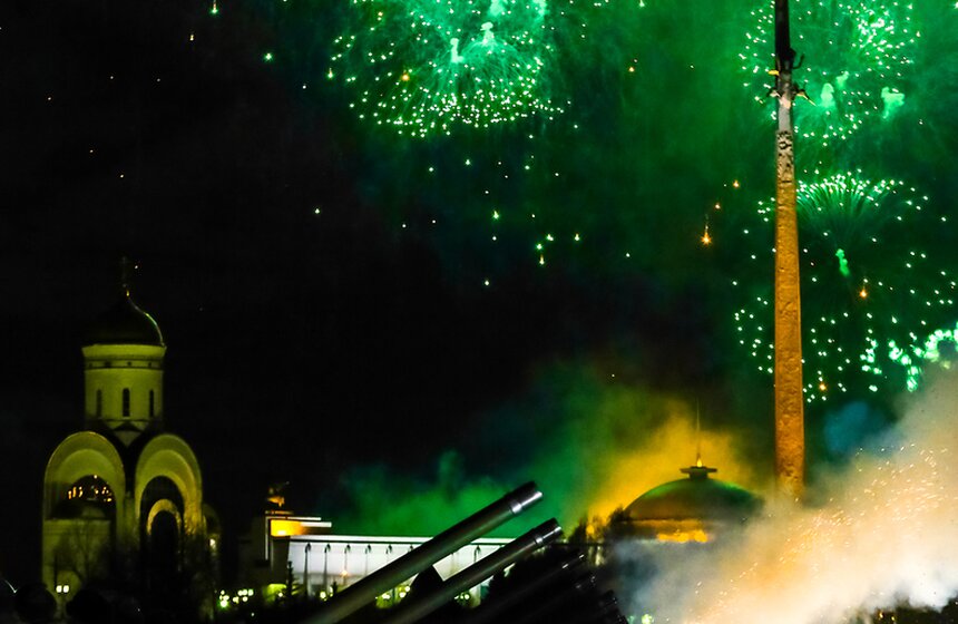 В праздник 10 тысяч выстрелов салюта украсили небо Москвы 12 фото