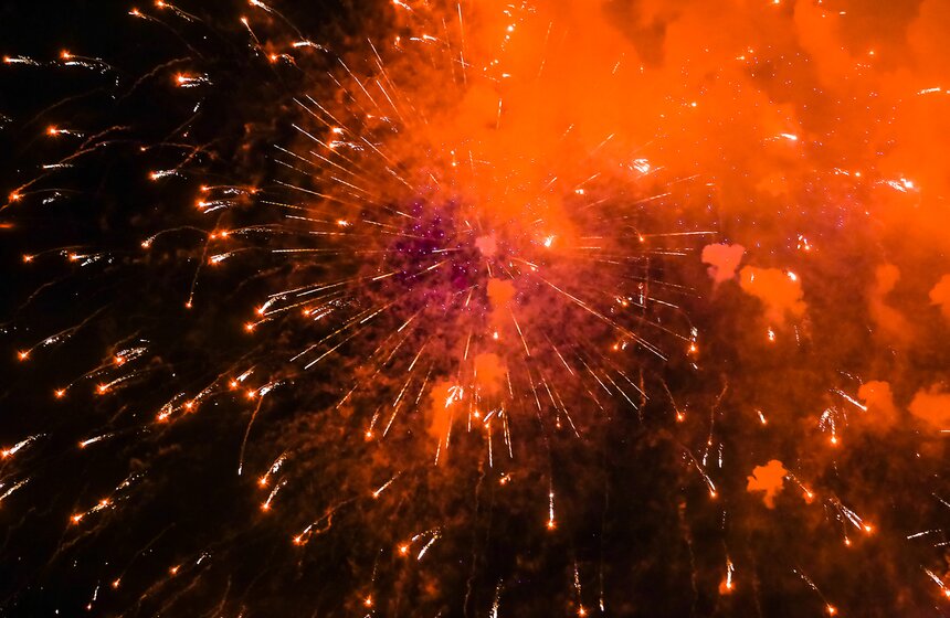 В праздник 10 тысяч выстрелов салюта украсили небо Москвы 14 фото