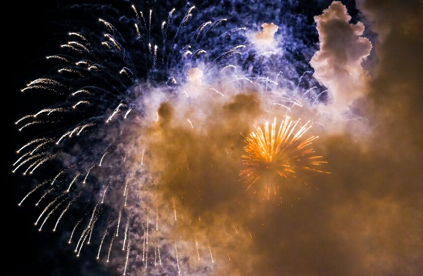 В праздник 10 тысяч выстрелов салюта украсили небо Москвы 13 фото