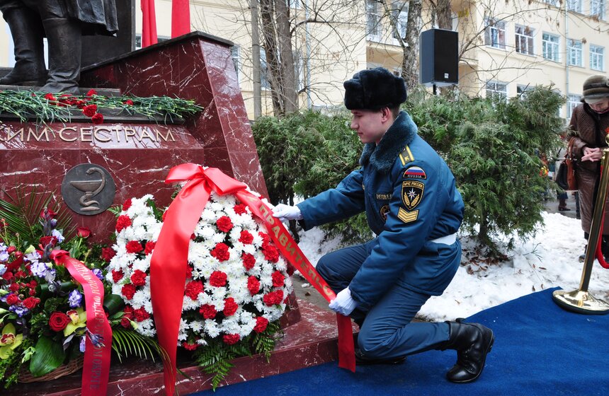 В МГИК открыли памятник военным врачам и медсестрам 36 фото