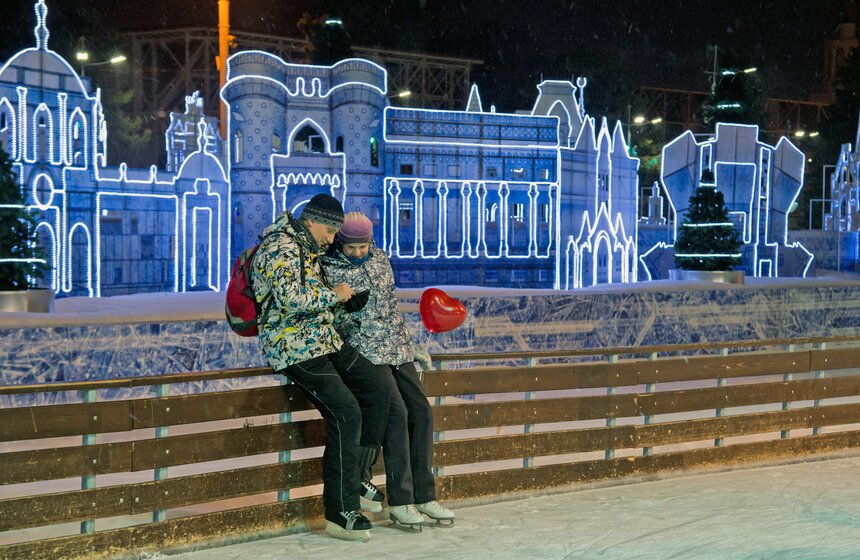 14 февраля прошла акция "День влюбленных на катке ВДНХ" 9 фото
