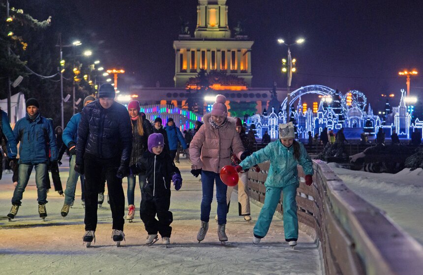 14 февраля прошла акция "День влюбленных на катке ВДНХ" 11 фото