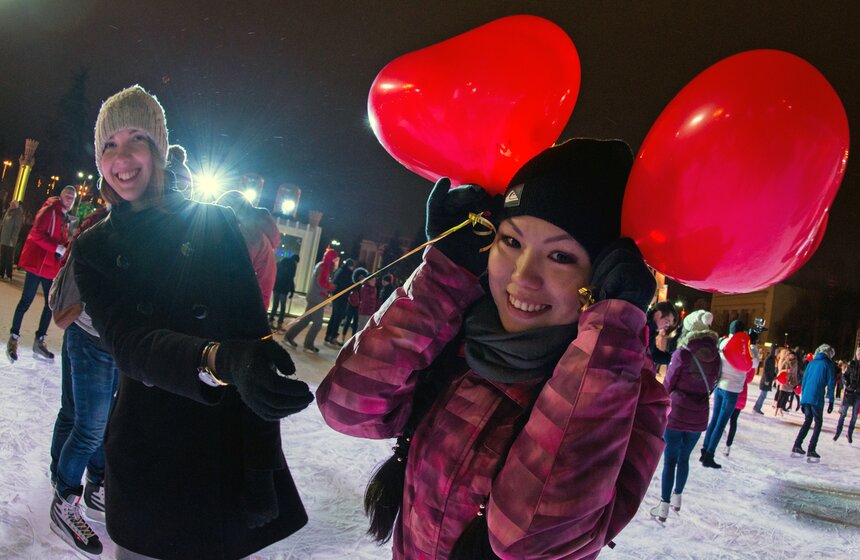 14 февраля прошла акция "День влюбленных на катке ВДНХ" 16 фото