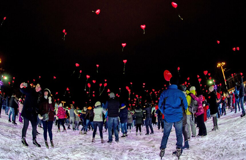 14 февраля прошла акция "День влюбленных на катке ВДНХ" 21 фото