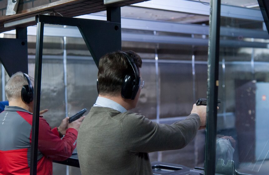 Депутаты поучаствовали в соревнованиях по стрельбе 32 фото