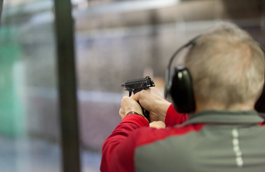 Депутаты поучаствовали в соревнованиях по стрельбе 31 фото