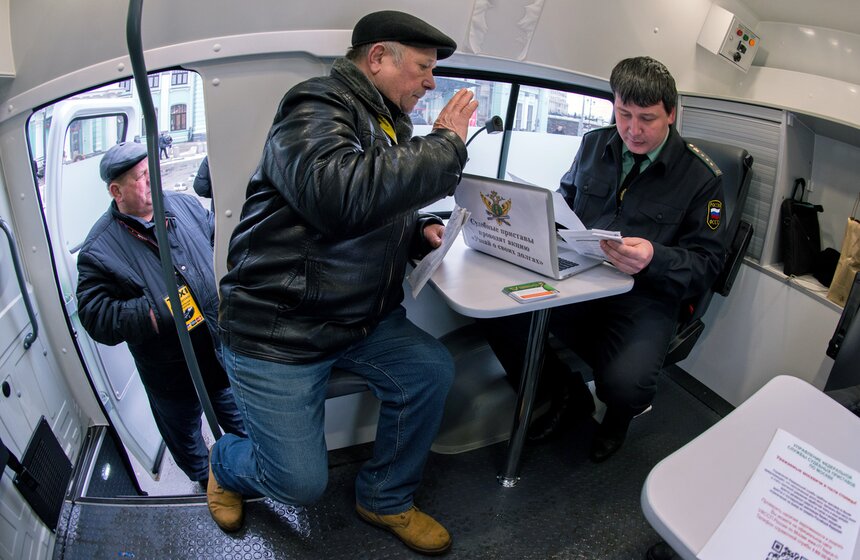 Судебные приставы провели акцию "Узнай о своих долгах" 8 фото