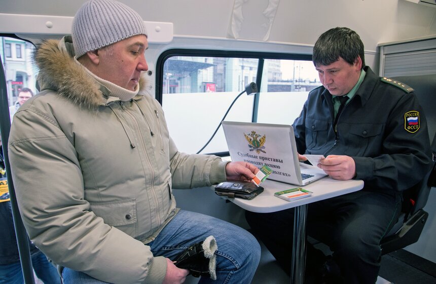 Судебные приставы провели акцию "Узнай о своих долгах" 4 фото