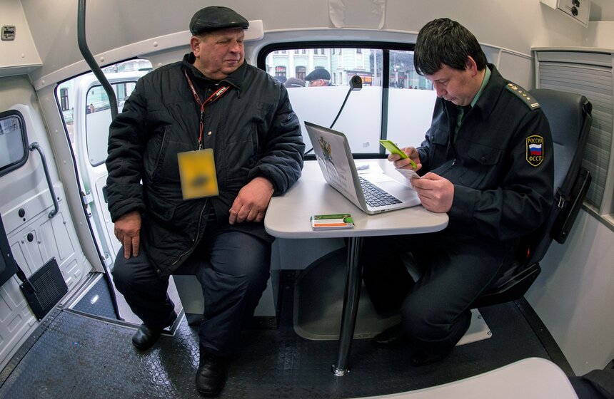 Судебные приставы провели акцию "Узнай о своих долгах" 9 фото