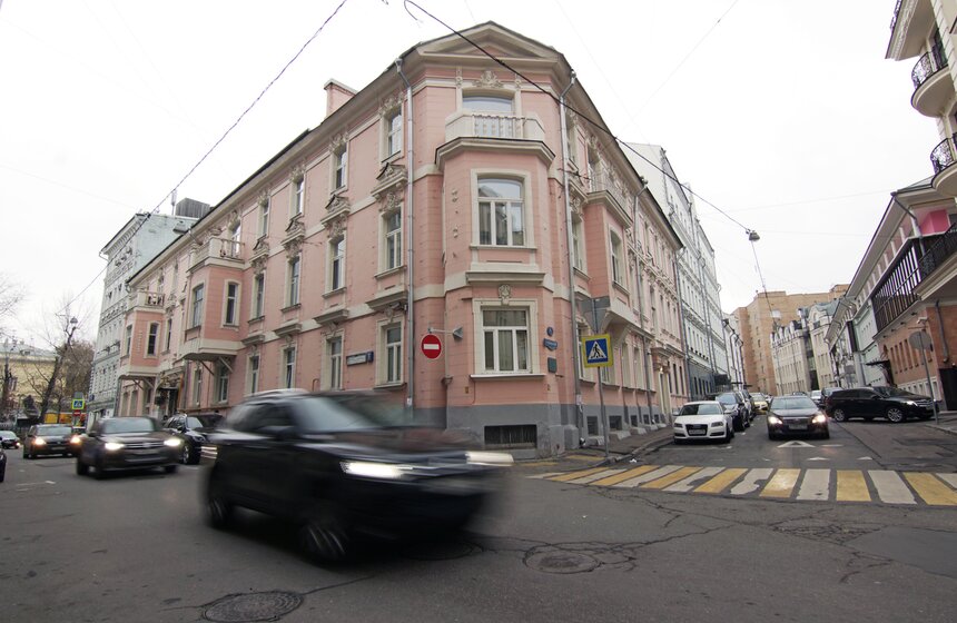 В центре Москвы дорожные знаки начали крепить на фасады домов 15 фото