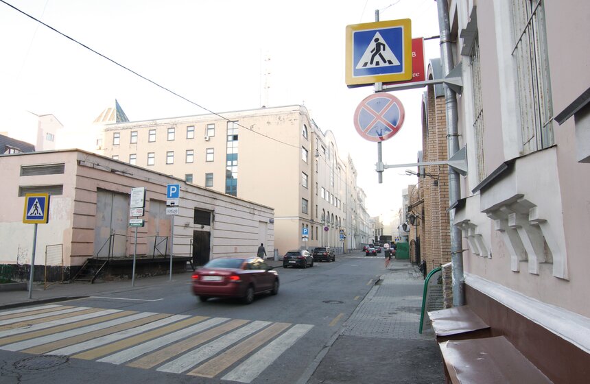 В центре Москвы дорожные знаки начали крепить на фасады домов 2 фото