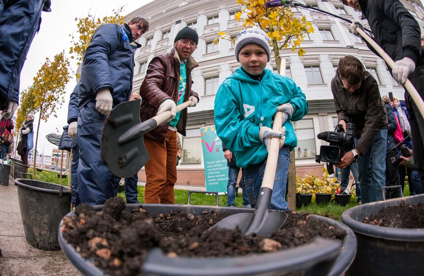 "Активные граждане" высадили деревья в центре столицы 33 фото