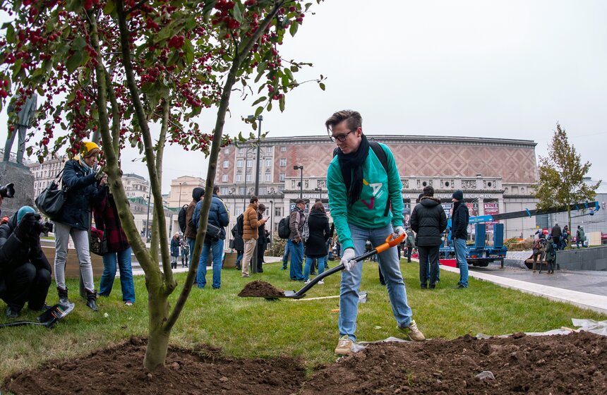 "Активные граждане" высадили деревья в центре столицы 13 фото
