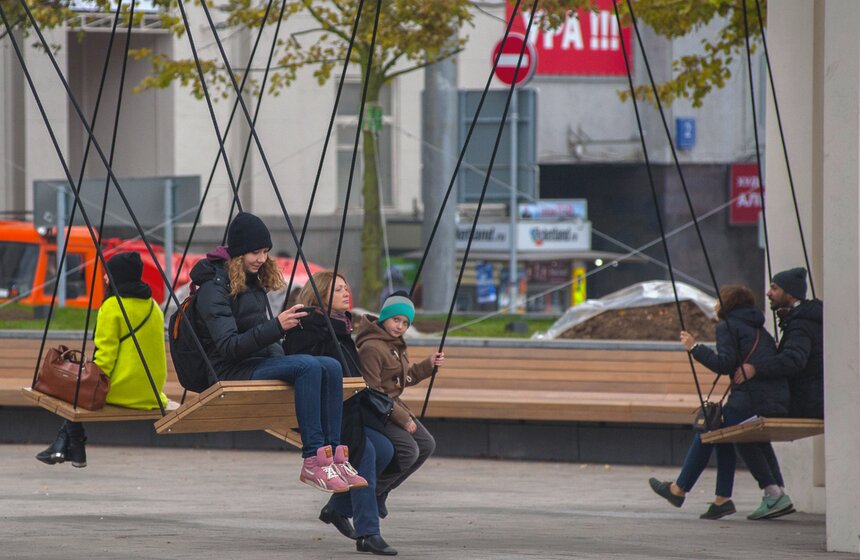"Активные граждане" высадили деревья в центре столицы 20 фото